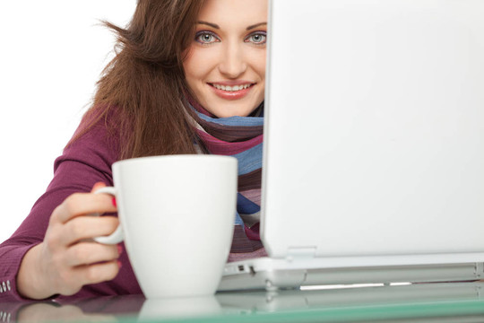 年輕的女人smilinglaptop