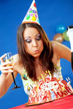吹生日蠟燭的女人