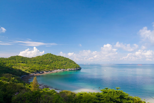 美麗的海岸左側(cè)和藍天在泰國地平線風格