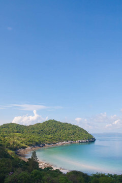 美麗的海岸在左邊和藍(lán)天在泰國