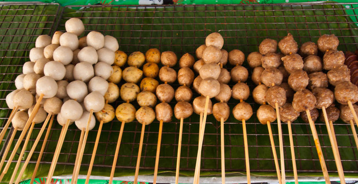 烤豬肉丸子用木棒