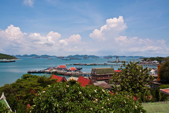 在KOH seechang島海灘上村；泰國