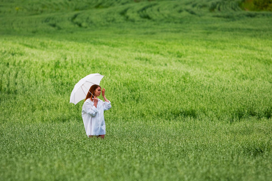 打著雨傘的女人