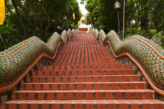 爬上樓梯到Wat Doi Suthep pathat納迦