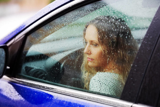 女人和雨