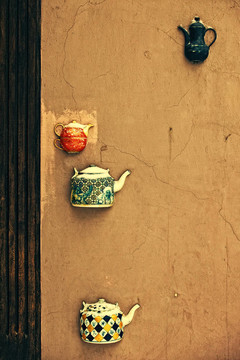 墻上的老茶壺