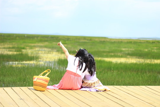 手指天空的母女