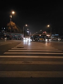 斑馬線(xiàn)城市夜景