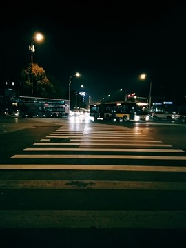 北大夜景馬路斑馬線