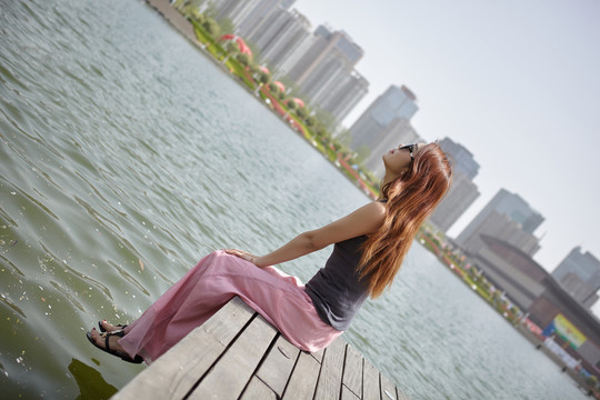 坐在河邊的少女