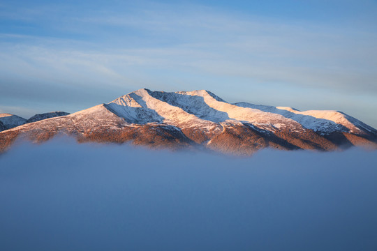 日照金山