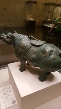 錯金銀云紋青銅犀尊