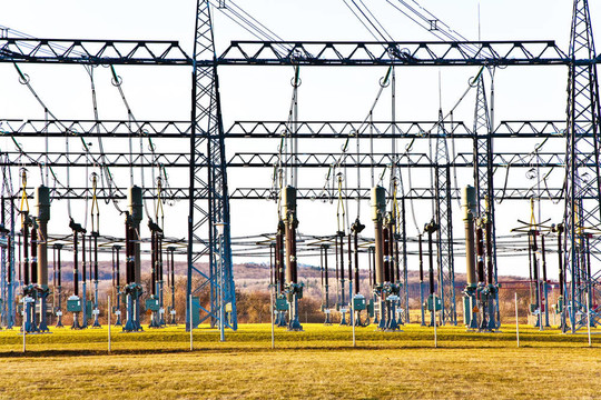 具有高壓絕緣子和電力線的電力中繼站
