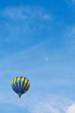 多云天空中的热气球