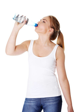青少年飲用礦泉水