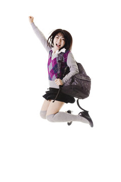 中國女孩跳進(jìn)空氣中。