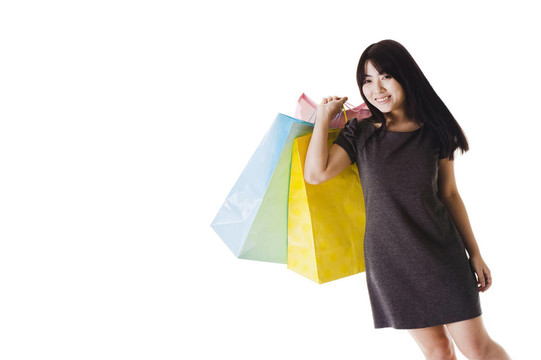 中國女人拿著購物袋。