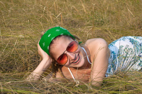 草地上的年輕女人