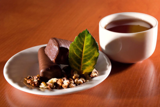 一杯有甜味甜點(diǎn)的茶碟
