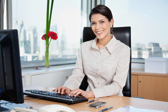 在計算機上工作的女企業(yè)家