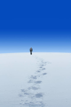 人走過(guò)雪地