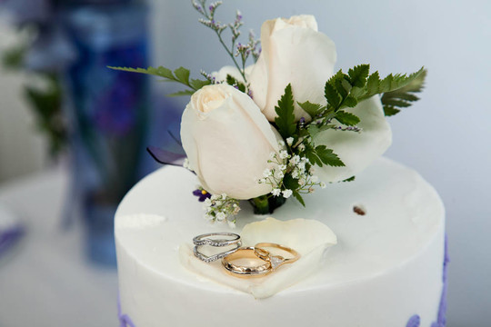 結(jié)婚戒指結(jié)婚蛋糕和禮帽