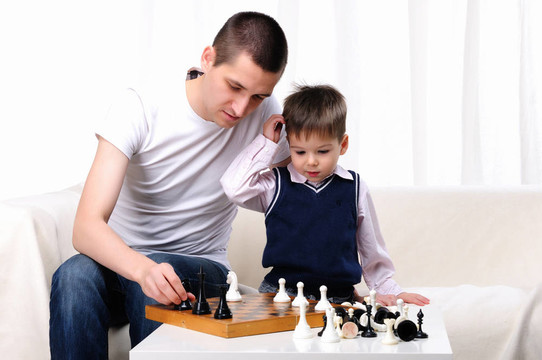爸爸和兒子下棋