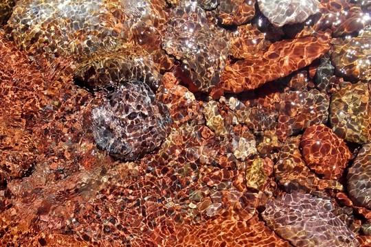 河水底紅巖透明度