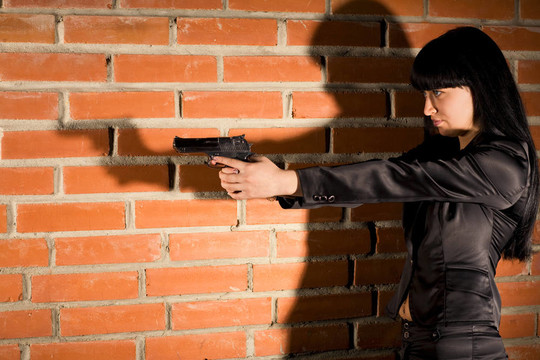與Hand Gun的女人