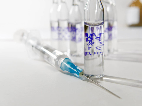 一次性注射器和小瓶