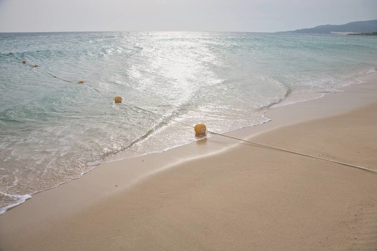 帶繩和浮標(biāo)的海灘
