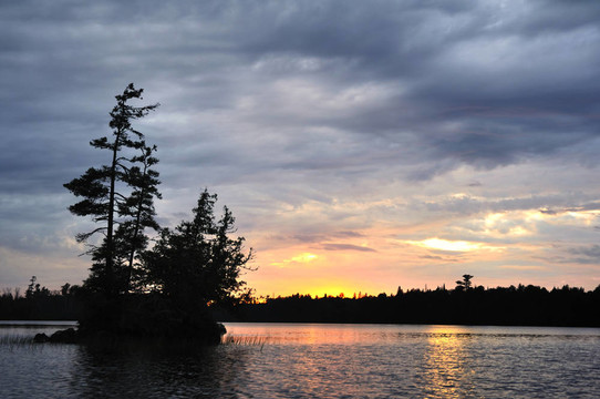 日落荒野湖上风景岛