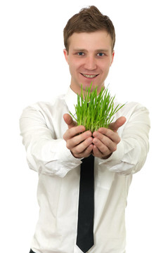 男子拿著一個小植物