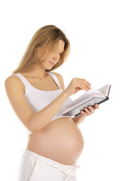 懷孕的女人讀一本書