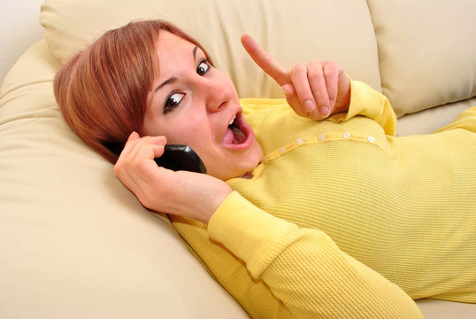 年輕的女人正在打電話