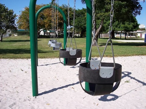嬰兒秋千公園