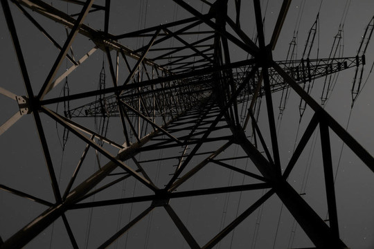 夜晚的輸電線路塔