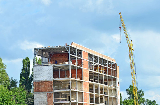 建筑起重機(jī)和建筑在藍(lán)天建設(shè)