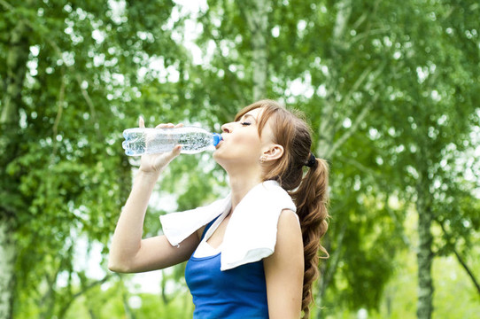 年輕女性運(yùn)動(dòng)后飲用水