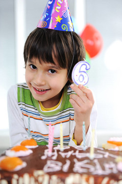 孩子的生日；6歲