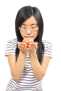 中國(guó)年輕女子拿著一個(gè)蘋果