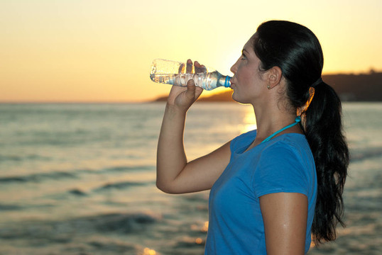 海灘上婦女飲用水簡介