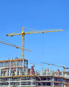起重機(jī)和建筑工地反對(duì)藍(lán)天