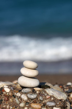 海灘上的白色鵝卵石