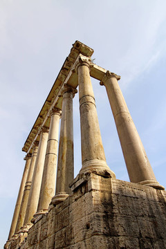 在古羅馬廣場土星寺；羅馬；意大利