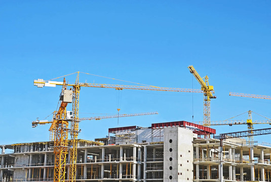 起重機(jī)和建筑工地反對(duì)藍(lán)天