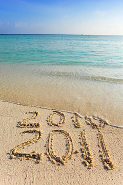 新的2011。海浪洗去銘文2010。