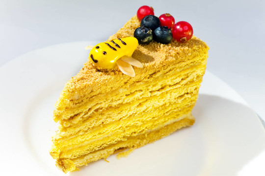 用蜜蜂装饰的蜂蜜蛋糕片