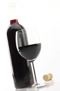 格拉斯和一瓶紅葡萄酒
