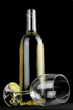 白葡萄酒的瓶子和一個水晶酒杯